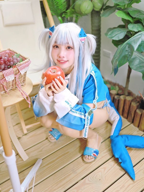 慕慕Momo Cosplay鲨鱼制服Gura角色扮演