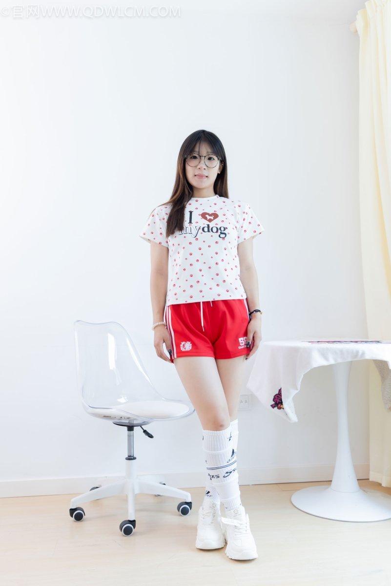 物恋传媒 No.2482 小可：运动鞋、白棉袜与裸足特辑