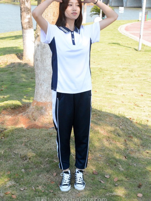 爱月下NO.004秀秀浅发校服：酷酷少女首期校服写真