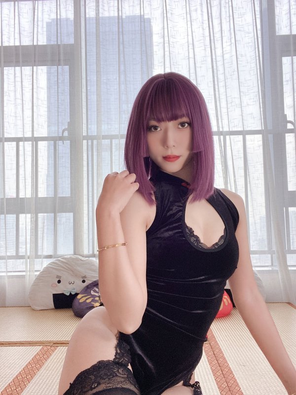 动漫博主Money冷冷高叉旗袍蕾丝裙写真集