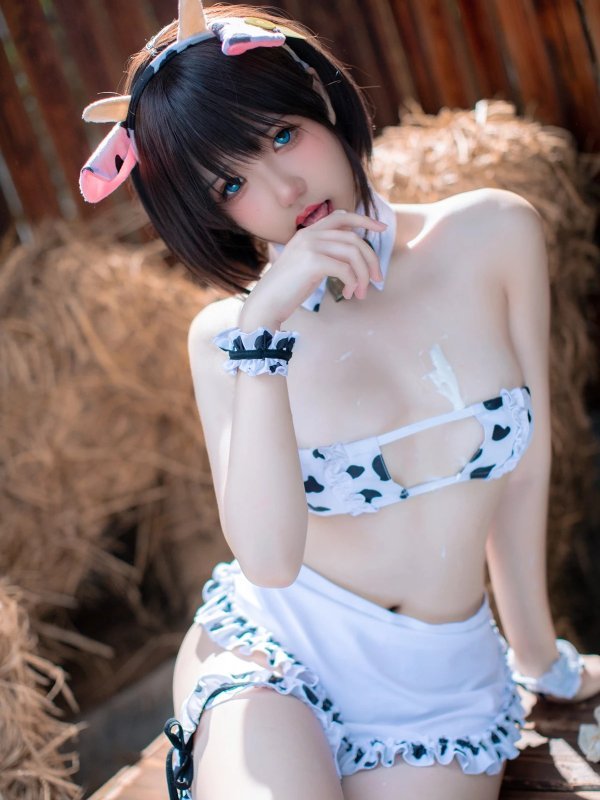 阿薰kaOri的Cosplay作品：小薰喝牛奶主题写真