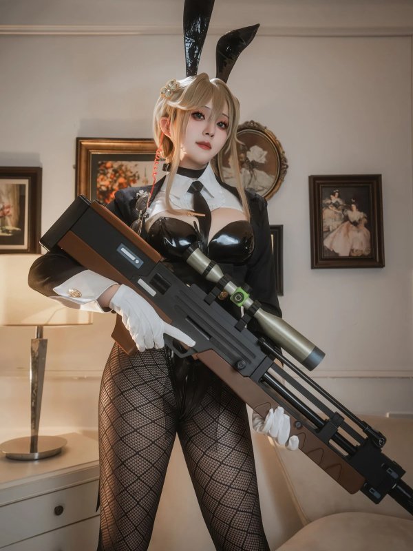 Cosplayer夏夏子精彩还原《NIKKE》爱德特工兔女郎造型