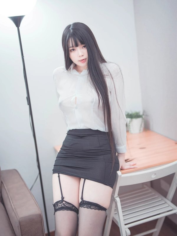 落落Raku全新Cosplay作品Weekday Eat Me主题写真发布