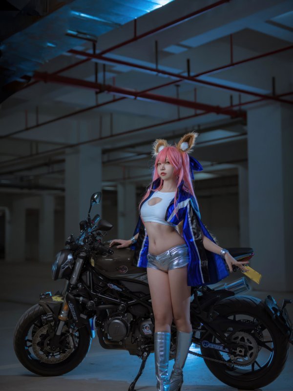 人气Coser二佐Nisa演绎FGO玉藻前赛车服写真