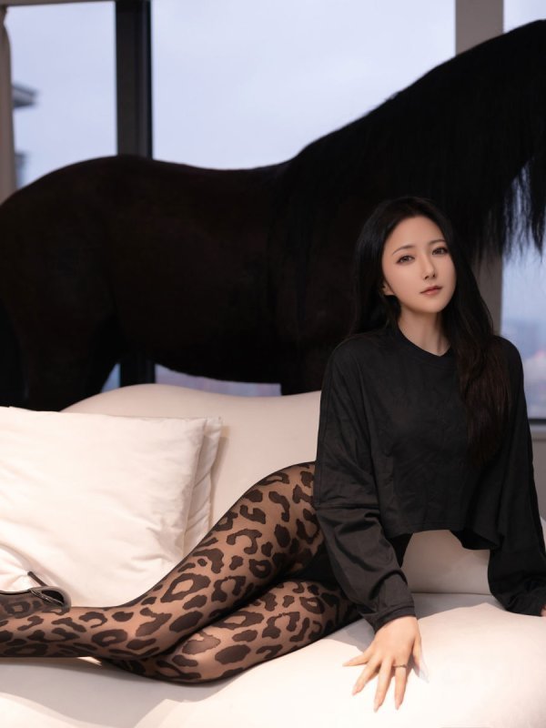鱼子酱性感丝袜写真集：122P长发熟女高清无损原图赏析