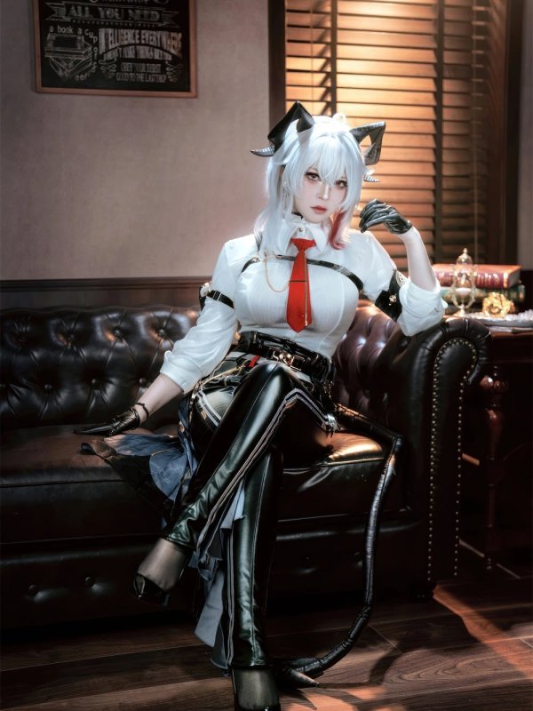 Cosplay半半子Banbanko演绎鸣潮赞妮角色造型