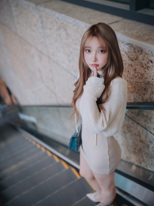 Son Yeeun（손예은）DJAWA《Happy Solo Birthday》写真集 Set.02